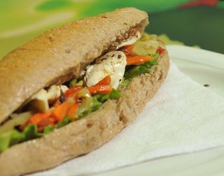 Sendvič sa Mozzarella sirom i grilovanim povrćem