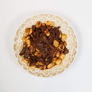 Zec na dalmatinski s domaćim njokima