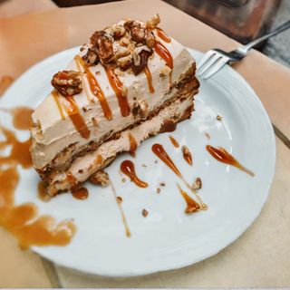 Медовий торт з бананом та грильяжем (200г)