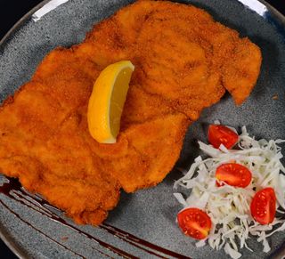 Snitel de pui/porc cu garnitura