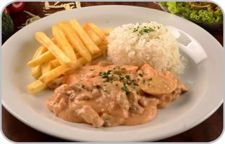 Bifinhos de Frango com Molho e Cogumelos com Batata Fritas e Arroz