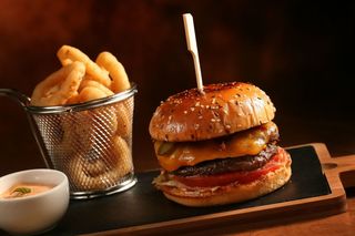 Burger Black Angus cu cartofi wedges