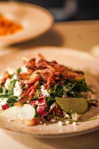 Ensalada 450° con Queso de Cabra y Guanciale