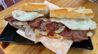 Bocadillo a tu Gusto. Popular. Incluye Café o Bebida