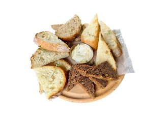 Хлібний кошик із пряним солоним маслом 