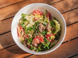 Topla salata sa curetinom