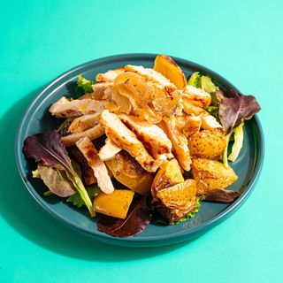 Tagliata di pollo con cipolle dolci e patate al forno