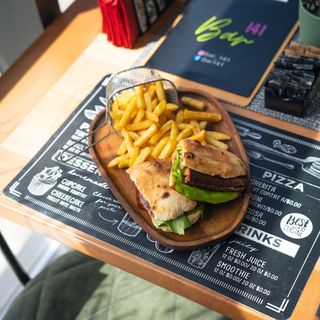 Sendvič sa kobasicom i pomfrit  400gr