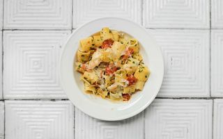 Паста з креветками та томатами чері