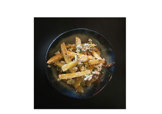 Cartofi proaspeți prăjiți cu brânză telemea și usturoi