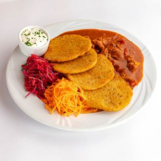 Placki ziemniaczane z gulaszem i zestawem surówek