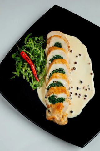 Асжапырақпен тауық еті/ Куриная грудка со шпинатом и сливочным соусом