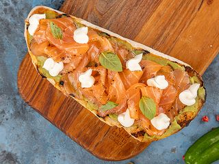 BRUSCHETTA ІЗ СЛАБОСОЛЕНИМ ЛОСОСЕМ