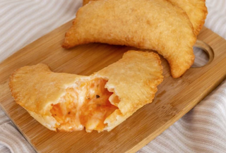 Panzerotto frito  Clásico, papas fritas y cerveza