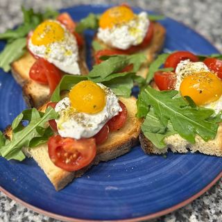 Bruschetta pugliese con pomodorini, rucola e burratina