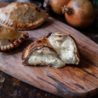 Empanada de cebolla y queso