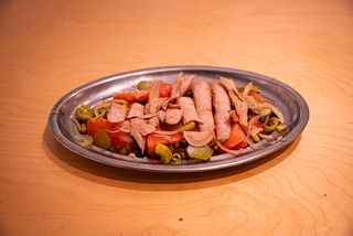 Tomate valenciano con ventresca y encurtidos