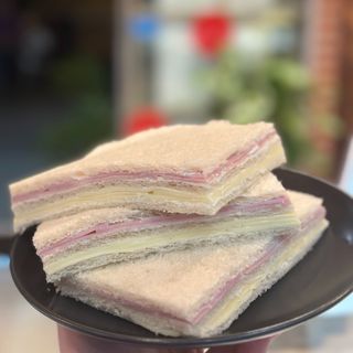 Sándwiches de miga triple, de Jamón y Queso. MEDIA DOCENA (6 unidades). 