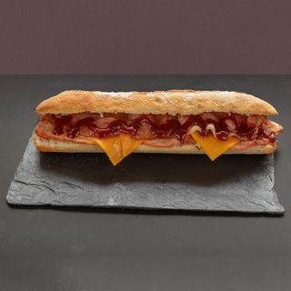 Baguette Lomo, Queso Cheddar, Bacon y Salsa Bbq