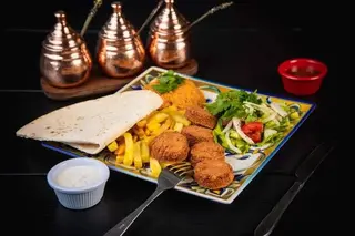 Falafel la farfurie (produs vegan de post)