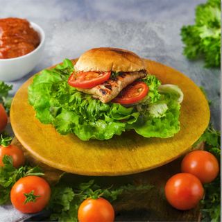 Punjeni pileći file 270 gr u lepinji