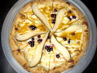 Міні Піца з грушею, горгонзолою та солоною карамеллю