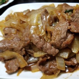 54. Ternera Con Cebolla