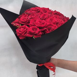 باقة ورد حمراء للحب