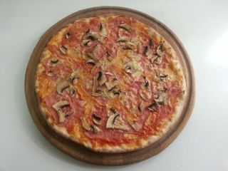 Pizza Prosciutto e Funghi