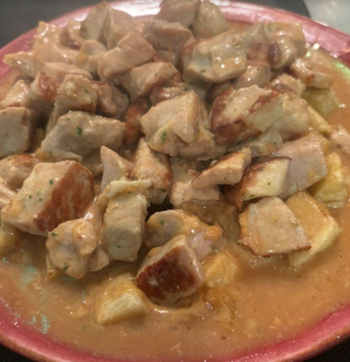 Raxo De Lomo De Cerdo Con Queso Ahumado En Salsa Española