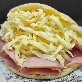 Arepa De Jamón Y Queso Latino