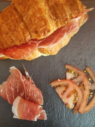 Croissant de jamón serrano con tomate
