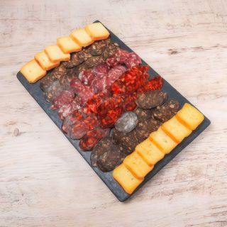 Selección de embutidos de ciervo