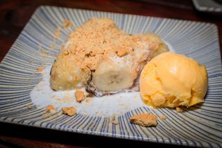   Banana Asada Con Helado