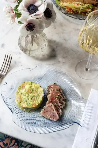 Tataki de Atún de Almadraba sobre Aguacate y Tomate