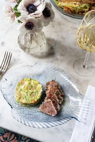 Tataki de Atún de Almadraba sobre Aguacate y Tomate