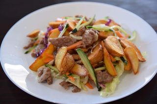 Pržena svinjetina sa povrćem, krompirom i maslacem