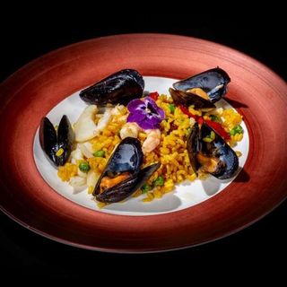Paella con pesce misto