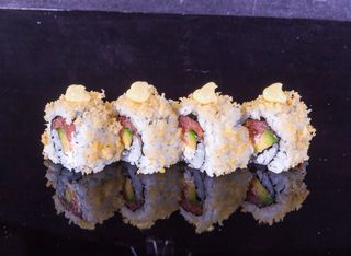 Урамаки Филаделфия авокадо, сьомга, темпура (4бр-110г)