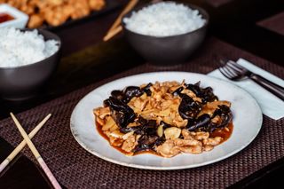 Pulpă de pui cu bambus și ciuperci urechi de lemn