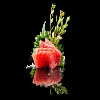 24. Sashimi sake maguro sashimi