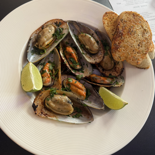 Mule w maśle czosnkowym z pietruszka podawane z grzankami 