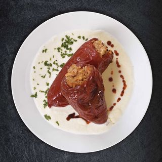 Пълнени пиперки с кайма в бял сос (400гр)