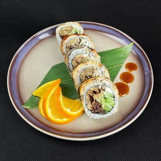 Uramaki owinięte grillowanym węgorzem