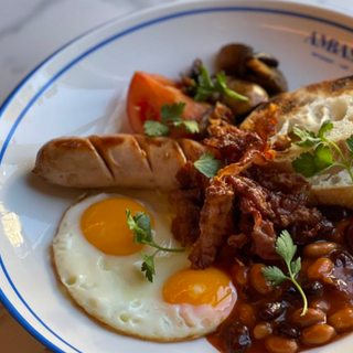 Англійський сніданок: яєчня, ковбаска гриль, гриби, бекон та боби 