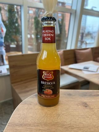 Breskva cijeđena kuća prirode