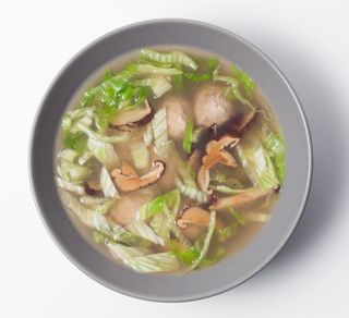 Sopa de albóndiga de pollo con shitake