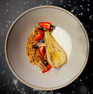 Granola cu pară caramelizată