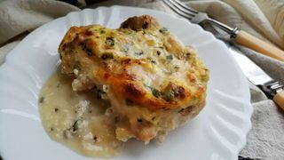 Пилешка Пържола От Бут С Топено Сирене И Броколи (350г)