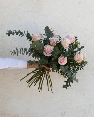 Ramo de rosas y eucalipto
